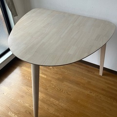 こたつテーブル、冷蔵庫、ダイニングテーブルの画像