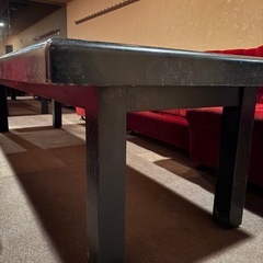 黒の木製テーブルの画像