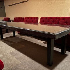 黒の木製テーブルの画像