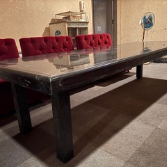 黒の木製テーブルの画像