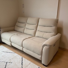 傷・汚れに強い合成皮革 3人掛けテーブル付き電動リクライニングソファ(Nビリーバ3 Nシールド BE)の画像