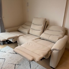 傷・汚れに強い合成皮革 3人掛けテーブル付き電動リクライニングソファ(Nビリーバ3 Nシールド BE)の画像