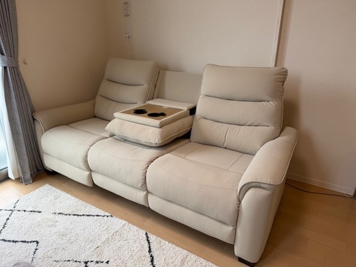 傷・汚れに強い合成皮革 3人掛けテーブル付き電動リクライニングソファ(Nビリーバ3 Nシールド BE)