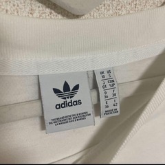 adidas スリットTシャツ Sサイズの画像
