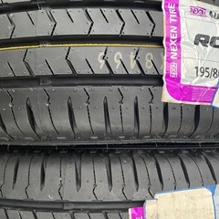 ⭐️新品・未使用⭐️シール付⭐️新品価格20,320円🟪夏用タイヤ2本🟪195/80R15🟪NEXEN ROADIEN CT8🟪製造年2024年33週🟪屋根付き壁付き倉庫でシートをかけて厳重に保管🟪ハイエース、キャラバン、ジムニー🟪タイヤ値上がりの今、大変お買い得ですよ❗️ の画像