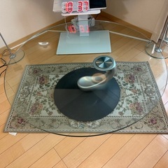 円形の強化ガラス天板との特殊構造の回るセンターテーブルの画像