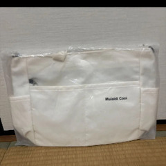 オックスフォード生地ショルダーバック ミニジッパー財布付き  カラー：ベージュ  縦27cm × 横(上部37cm、底部30cm) × 幅11cm ※素人採寸のため多少の誤差はご容赦ください。  半分に折りたたんで発送いたしますのでご了承ください。 よろしくお願いします。  ♯ショルダーバック ♯トートバック ♯ハンドヘルドバックの画像