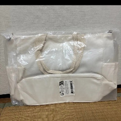 オックスフォード生地ショルダーバック ミニジッパー財布付き  カラー：ベージュ  縦27cm × 横(上部37cm、底部30cm) × 幅11cm ※素人採寸のため多少の誤差はご容赦ください。  半分に折りたたんで発送いたしますのでご了承ください。 よろしくお願いします。  ♯ショルダーバック ♯トートバック ♯ハンドヘルドバックの画像