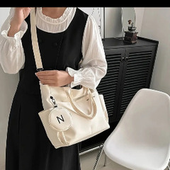 オックスフォード生地ショルダーバック ミニジッパー財布付き  カラー：ベージュ  縦27cm × 横(上部37cm、底部30cm) × 幅11cm ※素人採寸のため多少の誤差はご容赦ください。  半分に折りたたんで発送いたしますのでご了承ください。 よろしくお願いします。  ♯ショルダーバック ♯トートバック ♯ハンドヘルドバックの画像