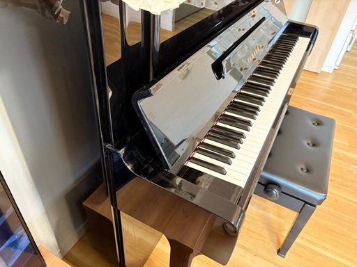 中古 YAMAHAの黒いアップライトピアノ、椅子付き (alex007) 室見の鍵盤
