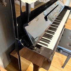 中古 YAMAHAの黒いアップライトピアノ、椅子付きの画像