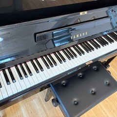 中古 YAMAHAの黒いアップライトピアノ、椅子付きの画像