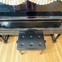 中古 YAMAHAの黒いアップライトピアノ、椅子付きの画像