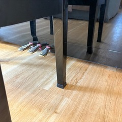 中古 YAMAHAの黒いアップライトピアノ、椅子付きの画像