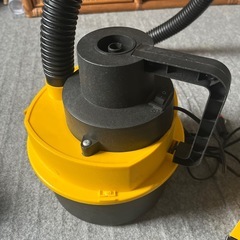 車の中を掃除する掃除機の画像