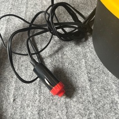 車の中を掃除する掃除機の画像