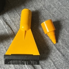 車の中を掃除する掃除機の画像