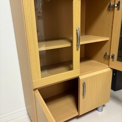 キッチン棚と衣装ケースの画像