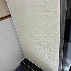 セミダブルベッド（マットレスや関連品付き）の画像