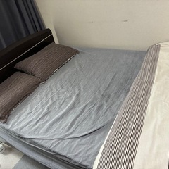 セミダブルベッド（マットレスや関連品付き）の画像