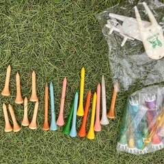 ゴルフクラブ、ボール、ティーのセットの画像