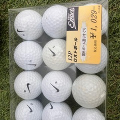 ゴルフクラブ、ボール、ティーのセットの画像