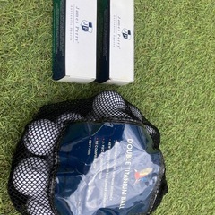 ゴルフクラブ、ボール、ティーのセットの画像