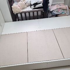 ダブルベッド 引出し2つ、コンセント、マットレス付きの画像