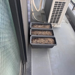 プランターと土の画像