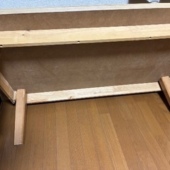 木製テーブルの画像