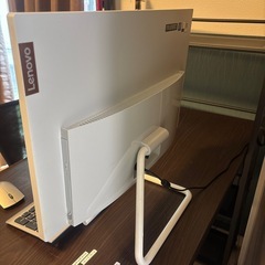 デスクトップパソコンとテーブルの画像