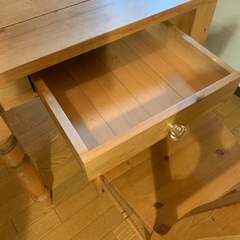 ダイニングテーブルと椅子の画像