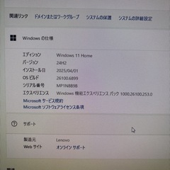 デスクトップパソコンとテーブルの画像