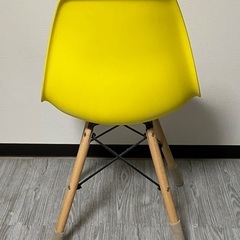 黄色のデザイナーズチェアの画像