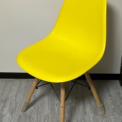 黄色のデザイナーズチェアの画像