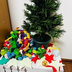 ミニクリスマスツリーと手作り装飾の画像