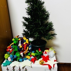 ミニクリスマスツリーと手作り装飾の画像