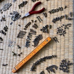 ネジや古い工具各種の画像