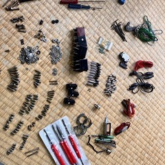 ネジや古い工具各種の画像