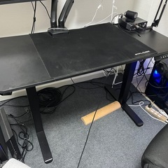 ゲーミング昇降デスクの画像
