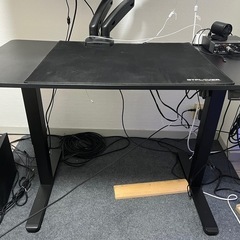 ゲーミング昇降デスクの画像