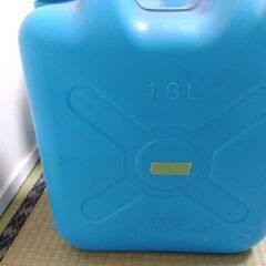 【無料０円】灯油ポリ容器(18L)＋ 中身有り(半分・少し)  ジャンク ノークレームノーリターンの画像