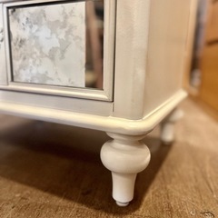 [在庫2点 各売価格] アメリカ universal smartstuff ミラーチェスト ナイトテーブル サイドテーブル ベッドサイド テーブル コード収納 シャビー シック ミラー家具 チェスト 白家具 アンティーク風 姫系家具 america ユニバーサル社 スマートスタッフの画像