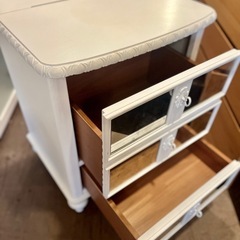 [在庫2点 各売価格] アメリカ universal smartstuff ミラーチェスト ナイトテーブル サイドテーブル ベッドサイド テーブル コード収納 シャビー シック ミラー家具 チェスト 白家具 アンティーク風 姫系家具 america ユニバーサル社 スマートスタッフの画像