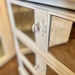 [在庫2点 各売価格] アメリカ universal smartstuff ミラーチェスト ナイトテーブル サイドテーブル ベッドサイド テーブル コード収納 シャビー シック ミラー家具 チェスト 白家具 アンティーク風 姫系家具 america ユニバーサル社 スマートスタッフの画像