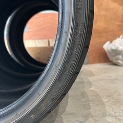 215  35R18 ダンロップ　ばりバリ溝の画像