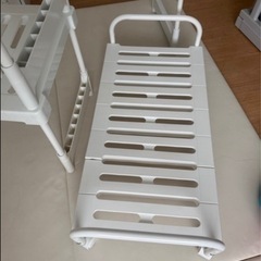 ニトリ　押入れ収納ラックとキャリーのセットの画像