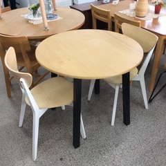 【IKEAのダイニングセット】 ダイニングセット　IKEA　イケア　食卓テーブルセット　イス2脚　丸形テーブル　バーチ材　パイン材　：ナチュラル の画像