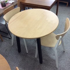 【IKEAのダイニングセット】 ダイニングセット　IKEA　イケア　食卓テーブルセット　イス2脚　丸形テーブル　バーチ材　パイン材　：ナチュラル の画像