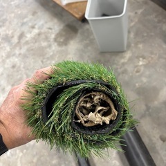 人工芝と防草シートの画像